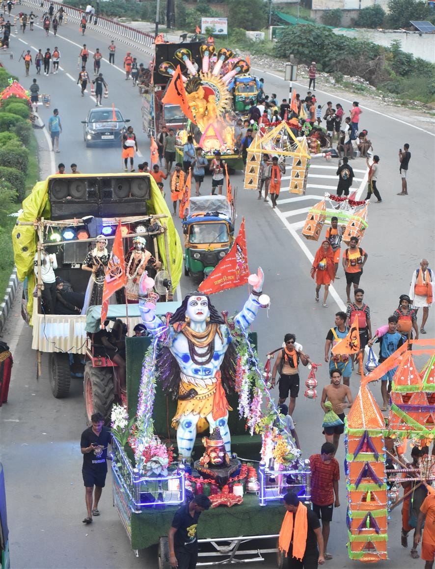 With the slogan of Bol Bam, the Kanwad tableau is filling the hearts with enthusiasm