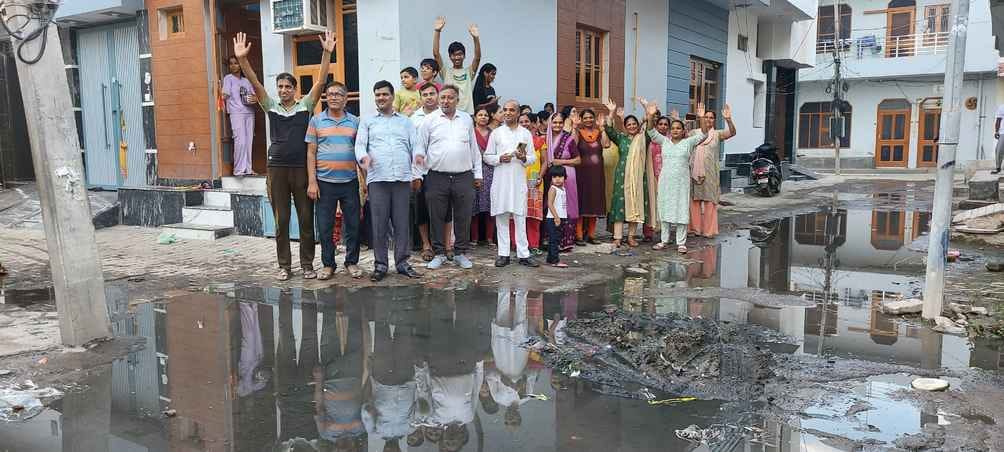 Agrasen Nagar in bad shape due to sewerage overflow, women expressed anger