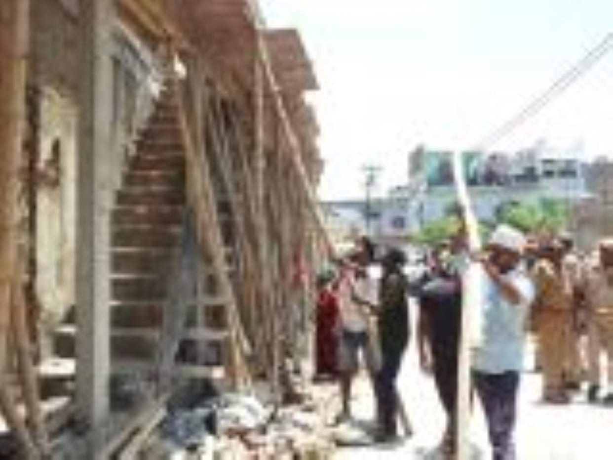 The balcony was taken out on the roadside, the administration got it removed