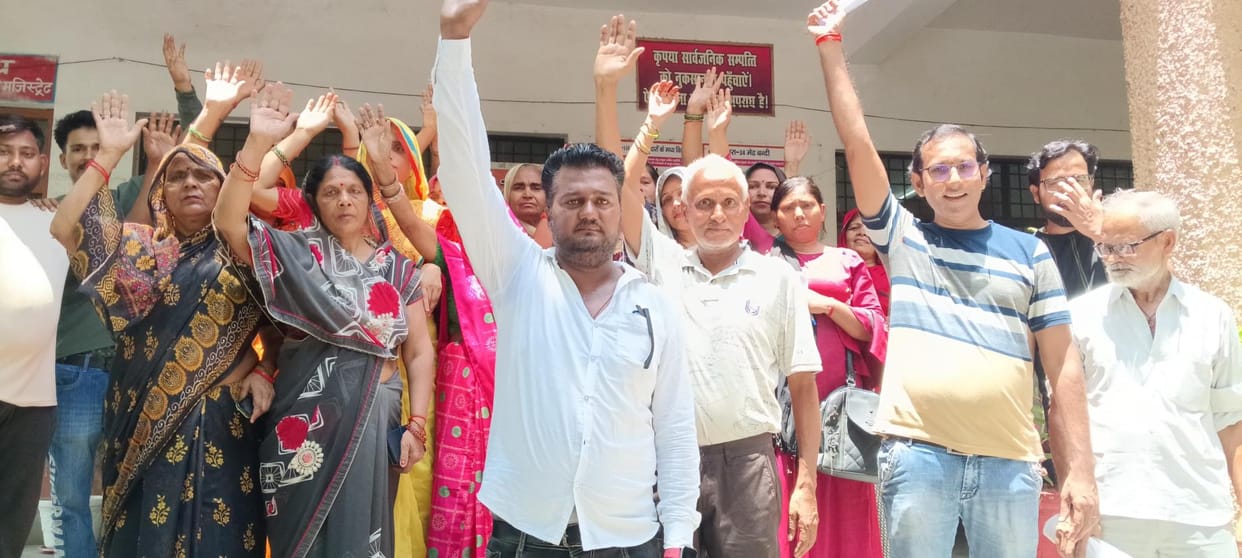 Anger in Shankarpuri due to waterlogging, demonstration held in tehsil