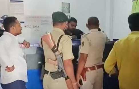 Muzaffarpur Bihar news :criminal looted fino bank inter with arms today police investigate