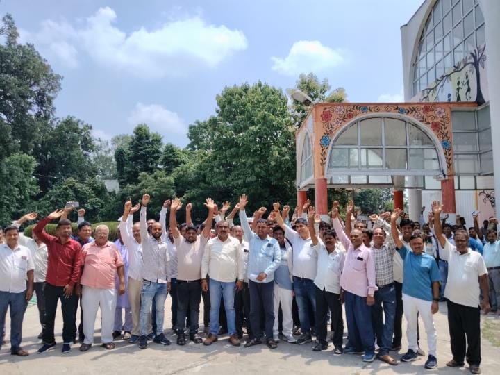 Fertilizer shopkeepers demonstrated and submitted a memorandum to the DM