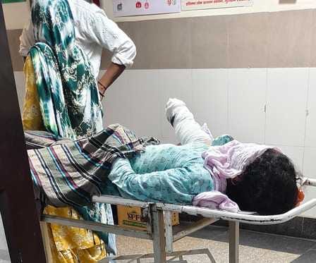 A woman's hand got cut in a fodder cutting machine, her arm remained stuck for half an hour