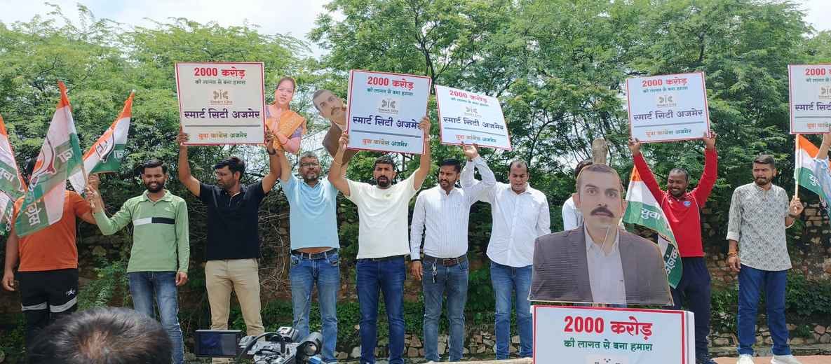 Youth Congress protest against plight of Ajmer Smart City Mayor-Commissioner cutouts installed in waterlogging