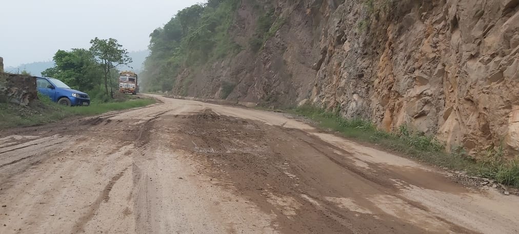 The condition of Thapana road from Bagchhal bridge is bad, people are troubled
