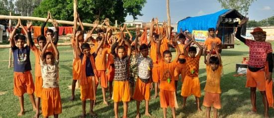 Enthusiasm for offering water to Bholenath among child kanwadis