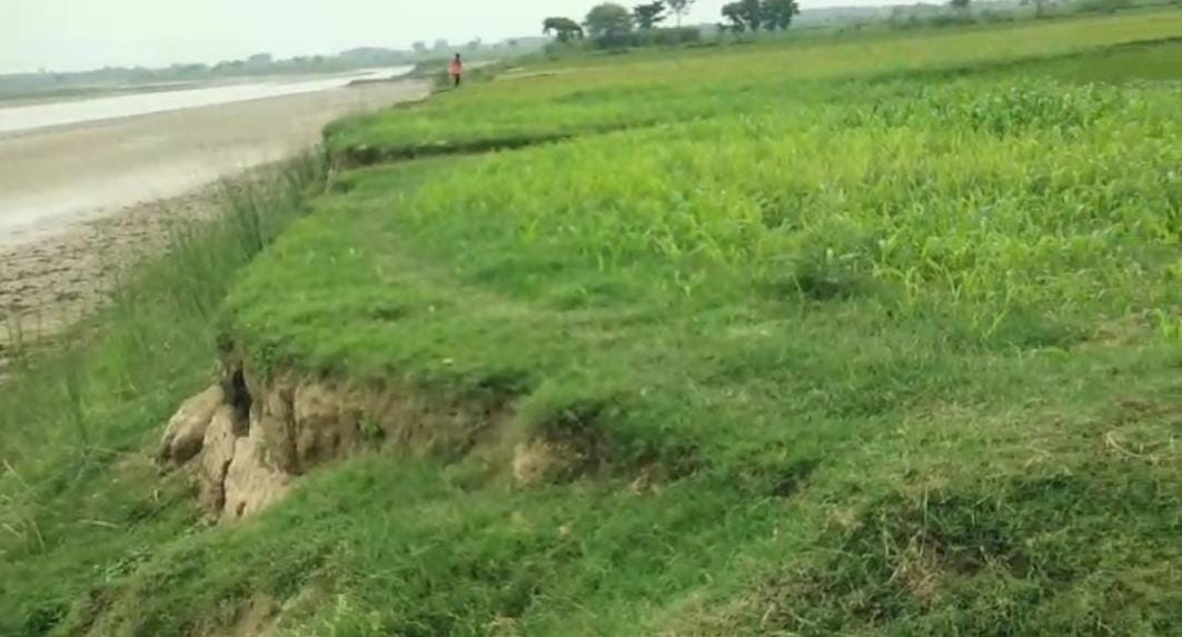 The threat of erosion deepens on 80 houses of Bela village