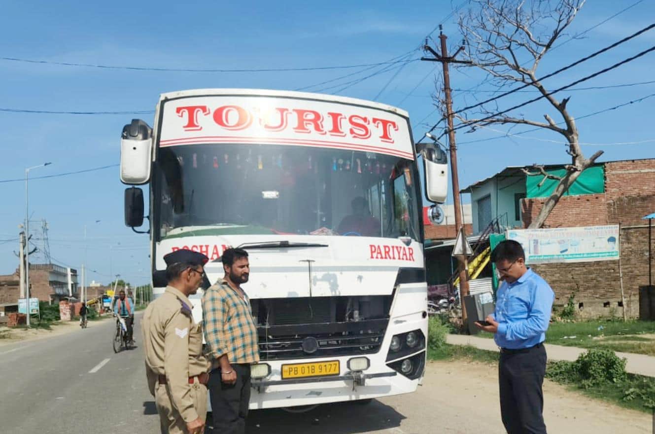 टूरिस्ट बस