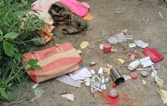 Lakhs of rupees including cash and jewellery stolen by breaking into the wall