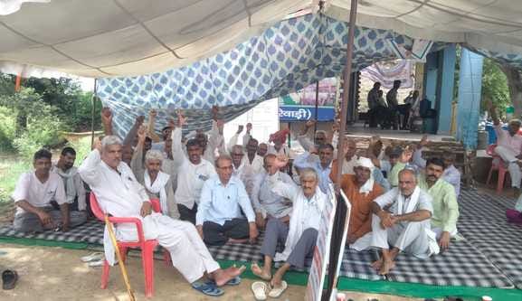 Women accused the Union Minister of breaking his promise