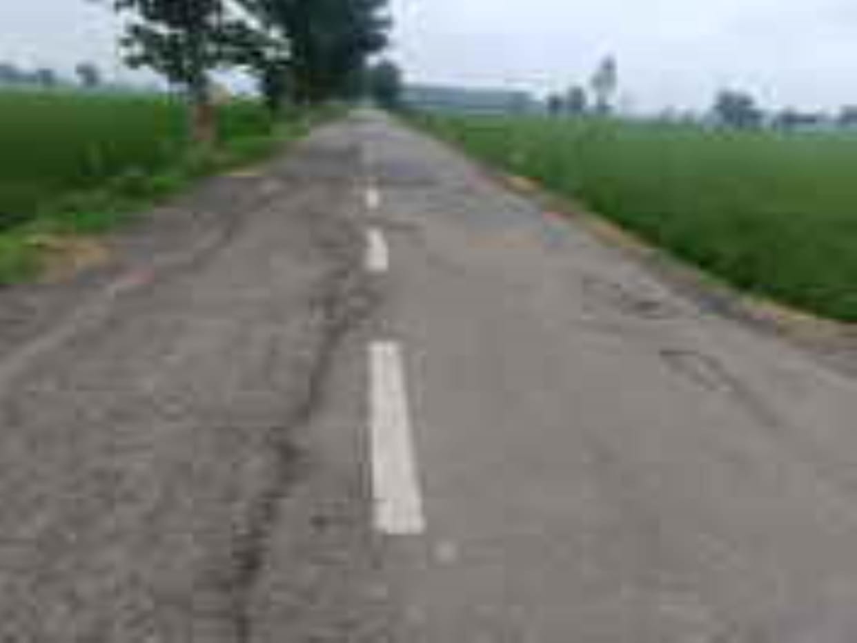 Village Nangla-Gajuwala road in bad condition, people troubled