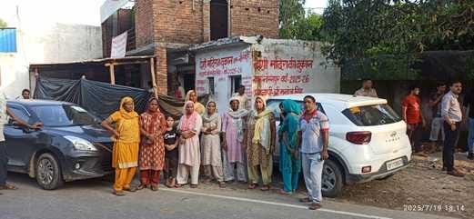 Women protest to get the liquor contract removed