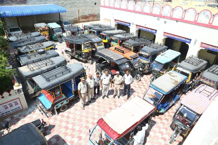 Hanumangarh News: Traffic police crackdown on no-parking and rule violations, 52 autos and e-rickshaws seized
