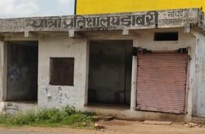 यात्री प्रतीक्षालय पर शटर लगाकर कर लिया दंबगों ने कब्जा