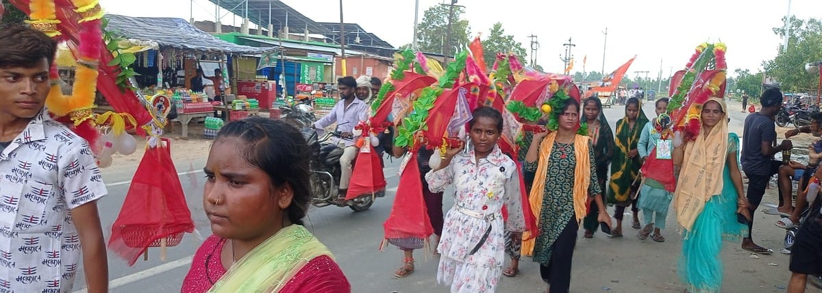 The group of Kanwariyas came out chanting the praises of Bholenath
