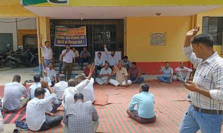 Employees are adamant on the demand of arrest of the accused, warning of boycott of work in all offices