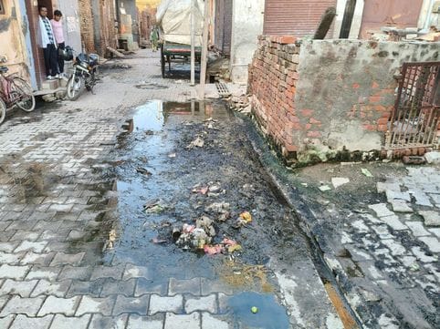 Sewerage system is down in Kalanaur, waterlogging problem in wards