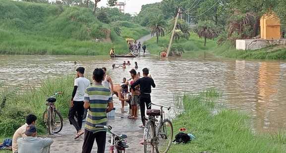 Badhari village lost contact due to rising water level of Yamuna, administration on alert