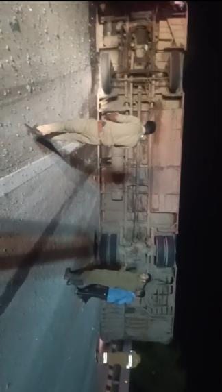 Bus lost control and overturned due to drowsiness, 32 injured