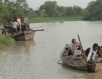 Yamuna water is rising, boats started running in Mawai village