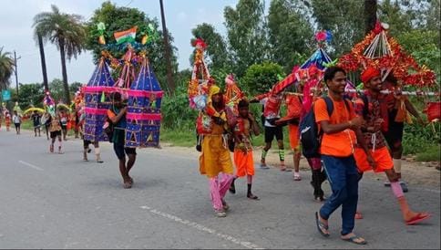 Kanwadias gathered on the highway, chants of Bam Bhole resonated