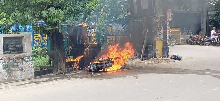 Bike of youth going to Haridwar to take Kanwad caught fire