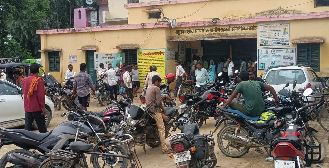 Farmers forced to stand in line for fertilizer