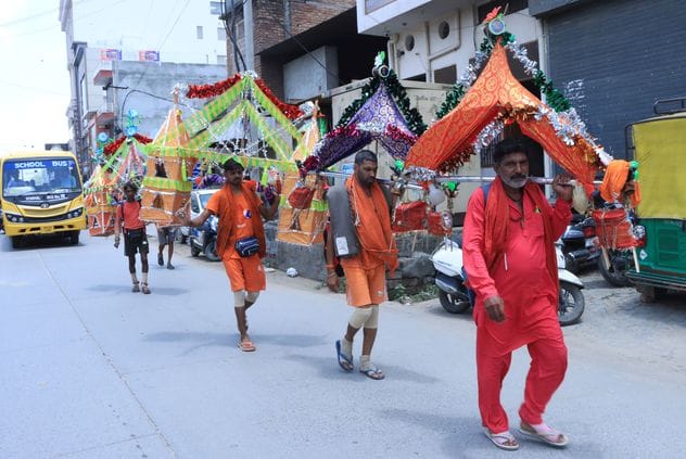 Shiv devotees from Bhiwani brought Kanwad with the message of Beti Bachao-Plant trees