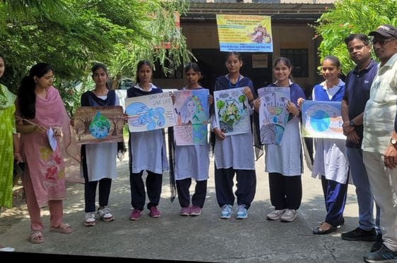 Saloni Pal got first place in painting competition