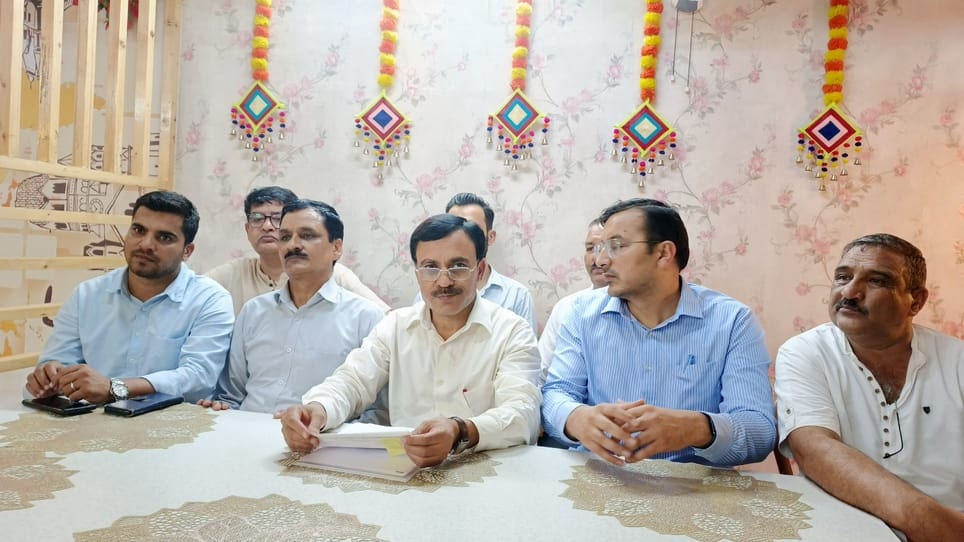 Management should cancel the order banning sit-in protests: Heera