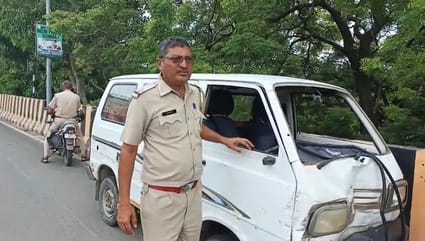 Ajmer: Van hits 2-wheelers on Ram Setu Bridge, driver jumps off bridge; many injured including women-children
