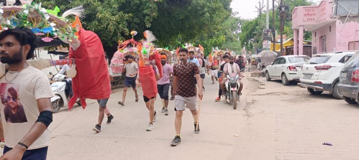 Kanwariyas passed by carrying Ganga water, chanting Bam-Bam Bhole