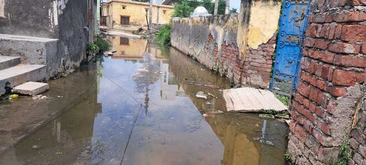 Pond overflows in Bhuni, waterlogging on the road