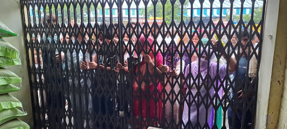 Urea distributed in police custody, tension with crowdUrea distributed in police custody, tension with crowd