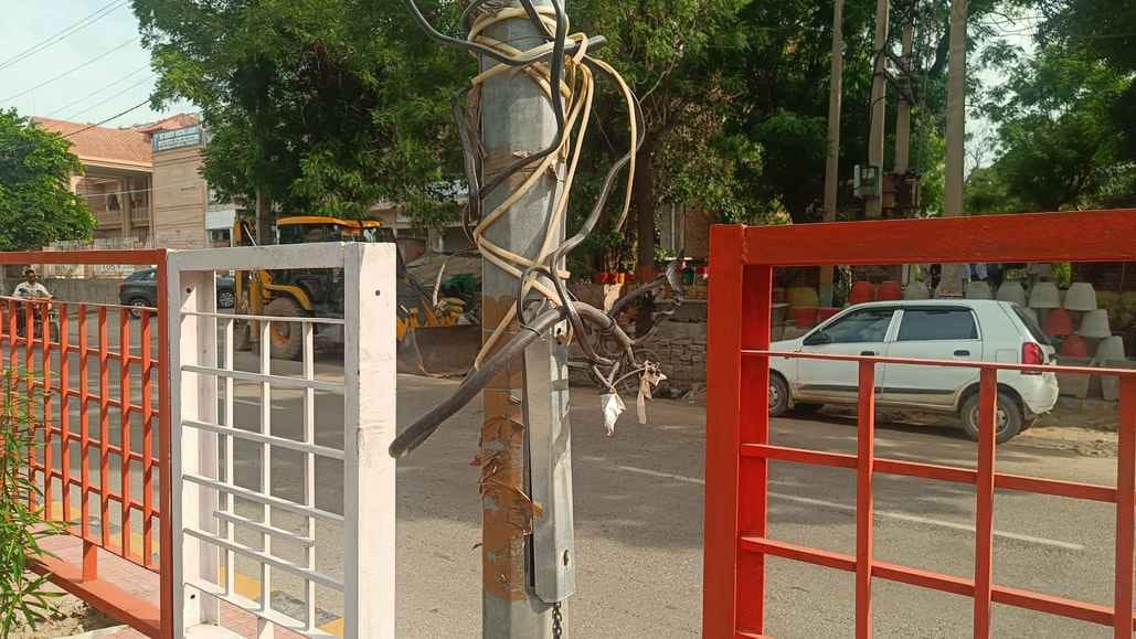 The street light wires have open joints