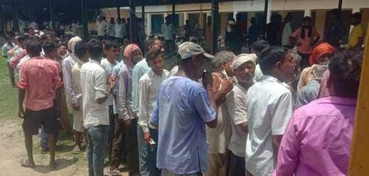 Farmers waited for hours to get fertilizer