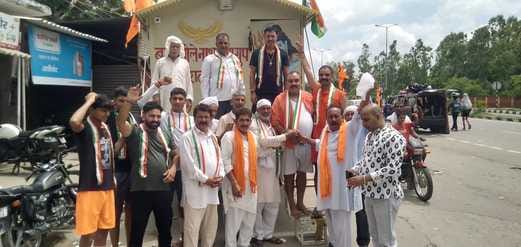 Kanwariyas who reached with Kanwar in their moving house were honored