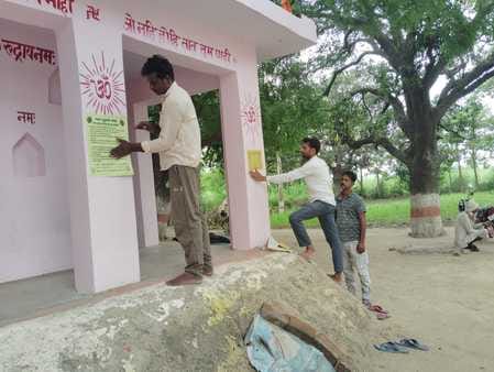 A leopard attacked a cow on the roadside in Makanpur