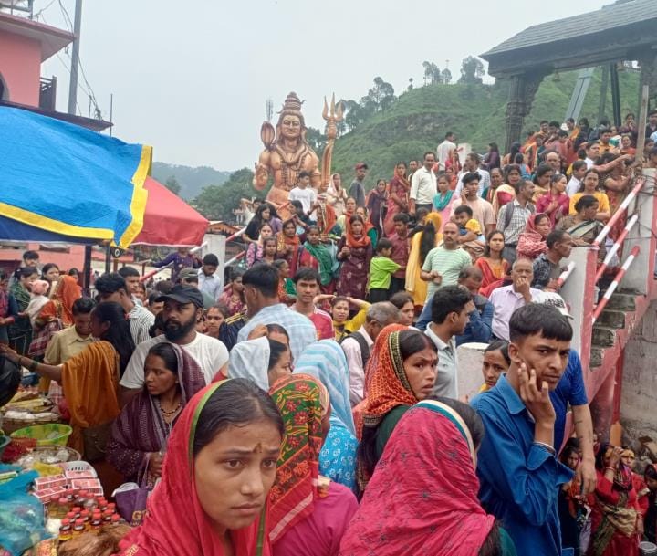 Devotees performed Jalabhishek with the rain showers