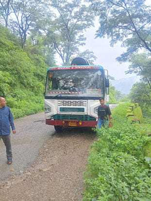 HRTC bus broke down near Dhalwan, passengers troubled