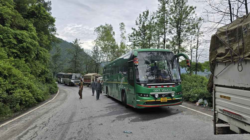 Chandigarh-Manali NH blocked due to heavy rains, rocks became an obstacle in Dwada and Jhalogi