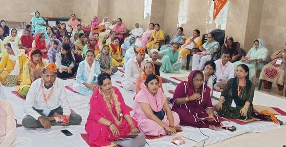 Gulshan became the head of Sector-14 Association and arranged medical services for Kanwadis