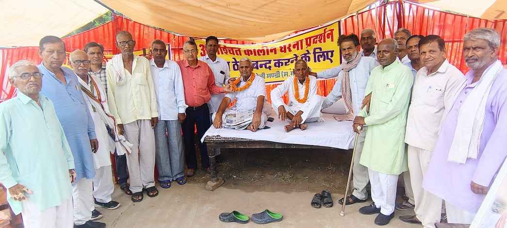 Two elderly people sat on a dharna in protest against the liquor shop