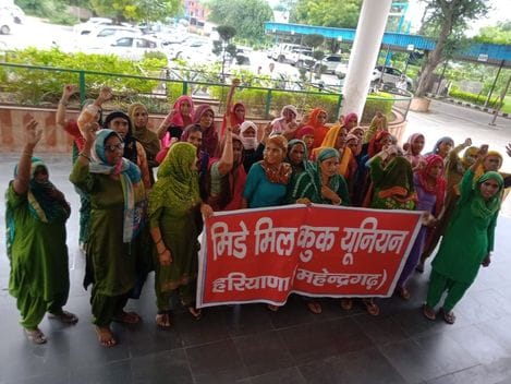 Explained the importance of de-addiction campaign. Awareness campaign was conducted at railway station. Mid-day meal workers demonstrated.