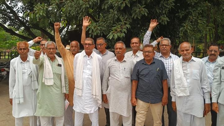 Association members demonstrating in support of Hisar Police at the Mini Secretariat in Fatehabad.