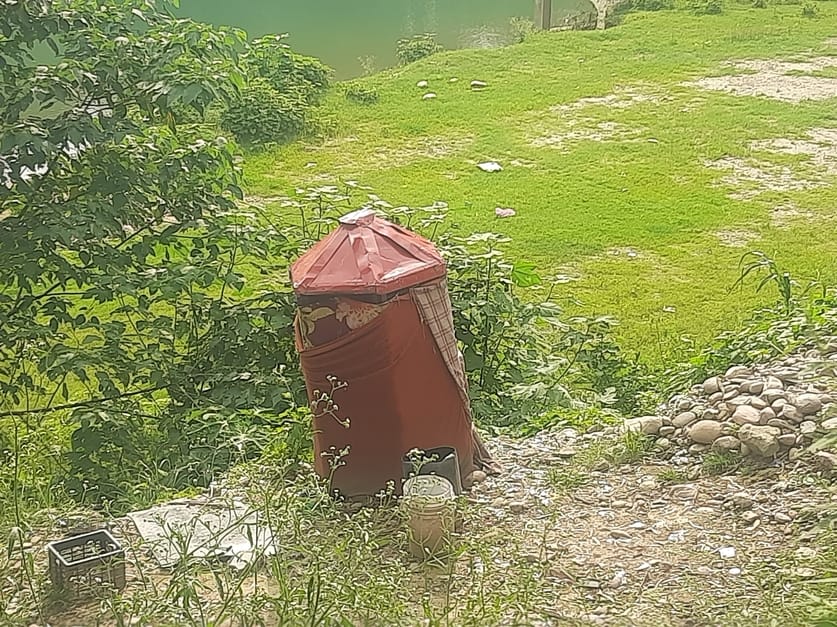 The dustbins of the park have become bathrooms for migrants, the city council is unaware