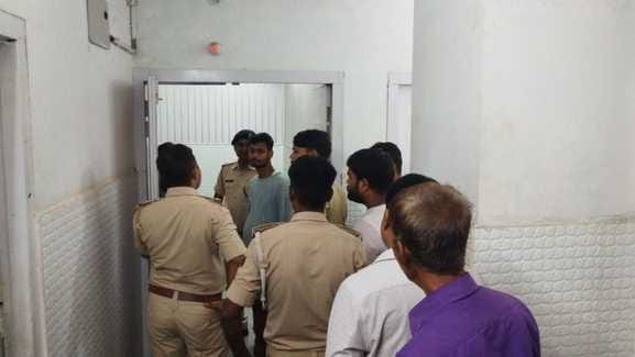 Vaishali Bihar News : Hajipur criminal shot and looted 640000 and escaped police after investigating