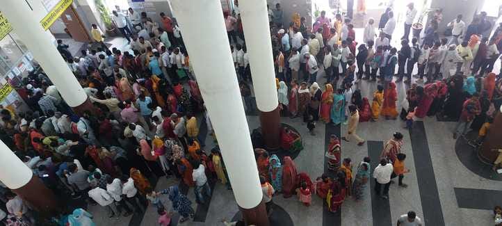 Arrangements collapsed in front of the crowd of patients