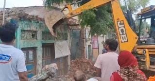 JCB roared on Jamalpur-Akbarpur road, demolished illegal construction