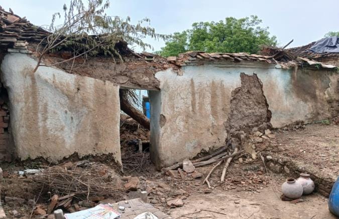 Eight houses collapsed in the rain, three injured after being buried under the rubble